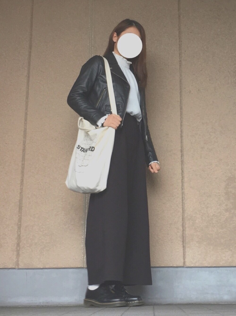 「冬、ootd、モノトーン、ライダース、フリルブラウス、ワイドパンツ、トートバッグ、Dr.Martens、UNITED TOKYO」｜「179/WGの『mer10月号掲載』ハイネックブラウス（シャツ/ブラウス、ホワイト系）」を使った、tomyさん（レディース・163cm）の秋コーディネートの1枚目の写真