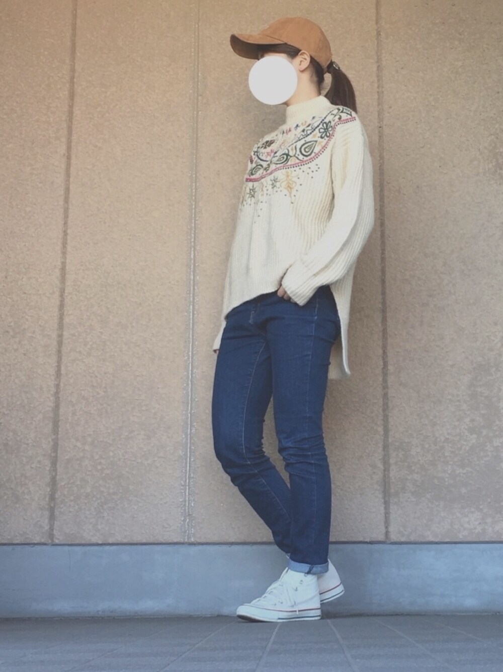「秋、冬、ootd、カジュアル、キャップ、刺繍ニット、デニムパンツ、コンバース オールスター、select MOCA(select MOCA)、converse」｜「GUのアイテム（デニムパンツ、ブルー系）」を使った、tomyさん（レディース・163cm）の秋コーディネートの1枚目の写真