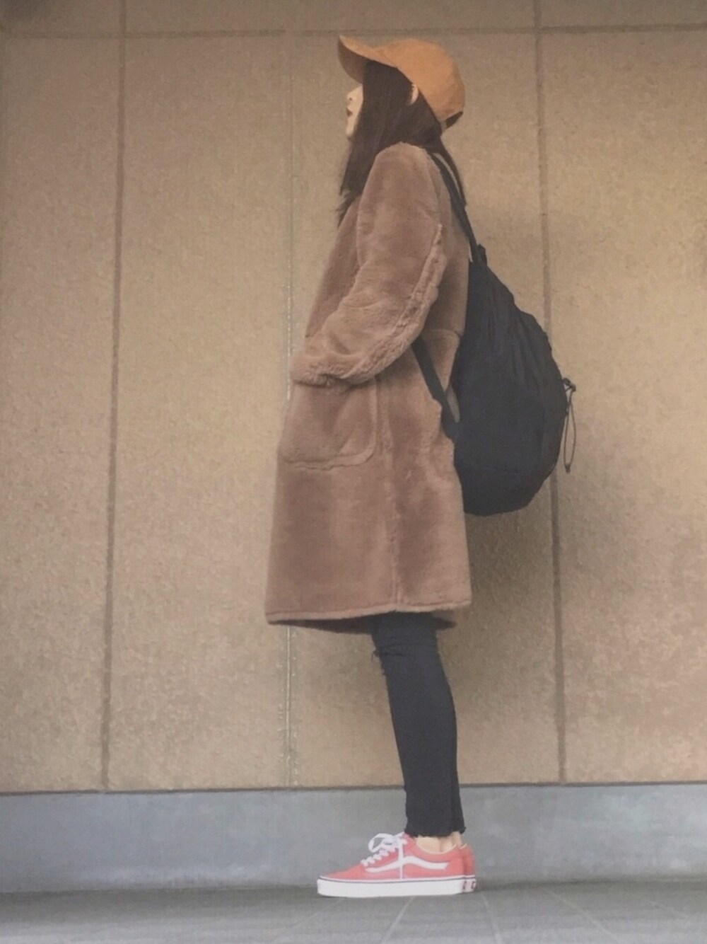 「冬、ootd、キャップ、ファーコート、ムートンコート、スキニー、スニーカー、バンズオールドスクール、バックパック、おしゃれさんと繋がりたい」｜「VANSのVANS ヴァンズ OLD SKOOL オールドスクール VN0A38G1QSR FADED ROSE（スニーカー、ピンク系）」を使った、tomyさん（レディース・163cm）の秋コーディネートの1枚目の写真