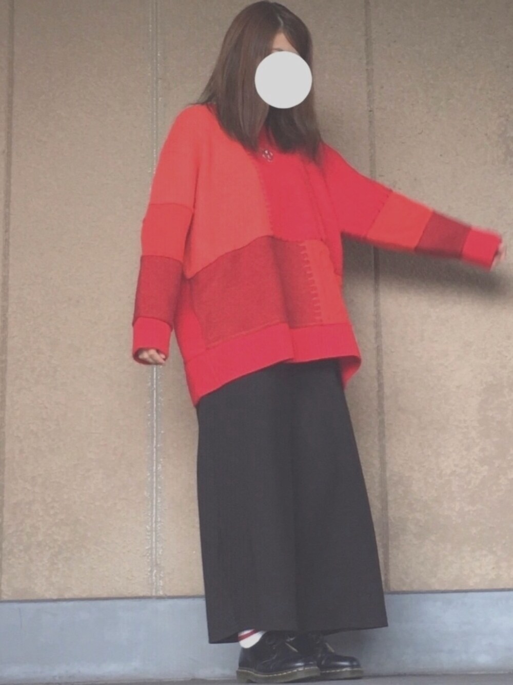 「秋、赤×黒、ビックシルエット、ザラジョ、ootd、赤ニット、ワイドパンツ、Dr.Martens、ZARA、Garden of Eden」｜「ZARAのアイテム（ニット/セーター、レッド系）」を使った、tomyさん（レディース・163cm）の秋コーディネートの1枚目の写真