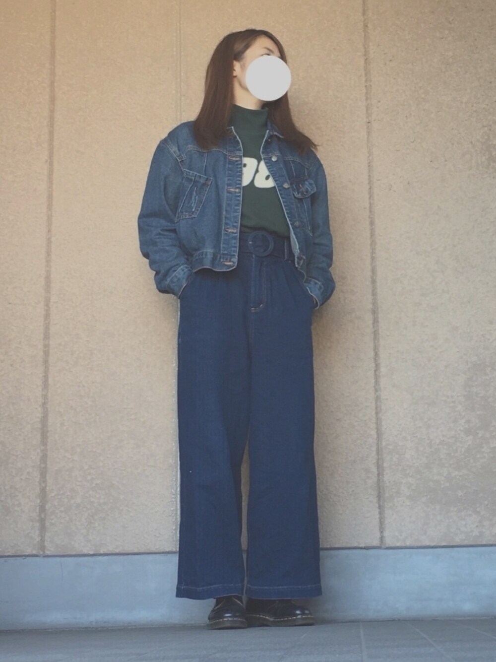 「冬、ootd、デニム×デニム、シンプル、デニムジャケット、ワイドデニム、ハイネック、スウェット、ZARA、Dr.Martens」｜「ＡＮＤＪのビッグシルエットショート丈Gジャン（デニムジャケット、ブルー系）」を使った、tomyさん（レディース・163cm）の冬コーディネートの1枚目の写真