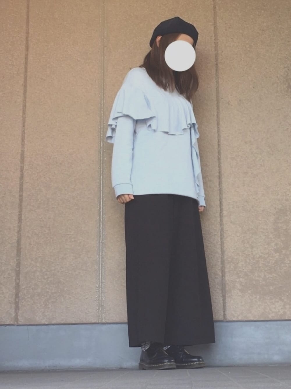 「秋、ootd、水色、ザラジョ、ベレー帽、フリルトップス、ワイドパンツ、Dr.Martens、ZARA」｜「ZARAのアイテム（Tシャツ/カットソー、ブルー系）」を使った、tomyさん（レディース・163cm）の秋コーディネートの1枚目の写真