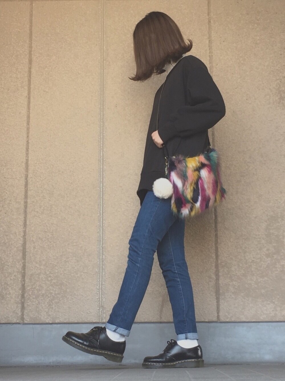 「ootd、シンプル、カジュアル、プチプラコーデ、休日スタイル、重ね着、ファー小物、ファーバッグ」｜「niko and...のオリジナルフェイクファークラッチバッグ【niko and ...】（クラッチバッグ、その他）」を使った、tomyさん（レディース・163cm）の冬コーディネートの1枚目の写真