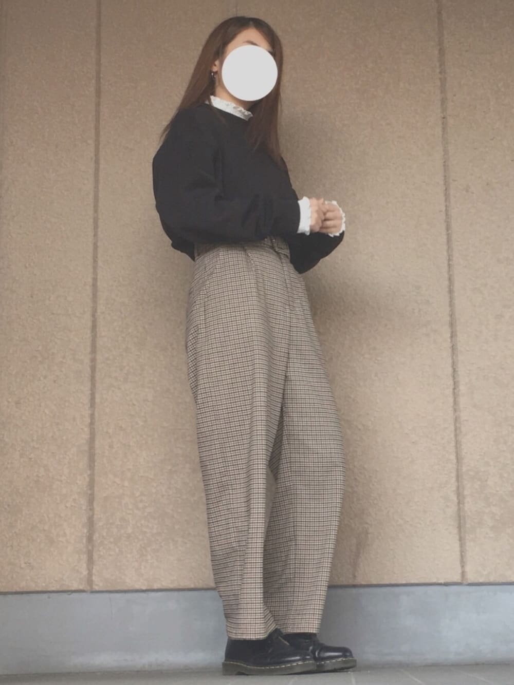 「冬、ootd、古着っぽ、古着女子、ゆるコーデ、重ね着、フリルブラウス、スウェット、ワイドパンツ、おしゃれさんと繋がりたい」｜「PAGEBOYのベルト付き起毛ワイドパンツ（その他パンツ、イエロー系）」を使った、tomyさん（レディース・163cm）の冬コーディネートの1枚目の写真