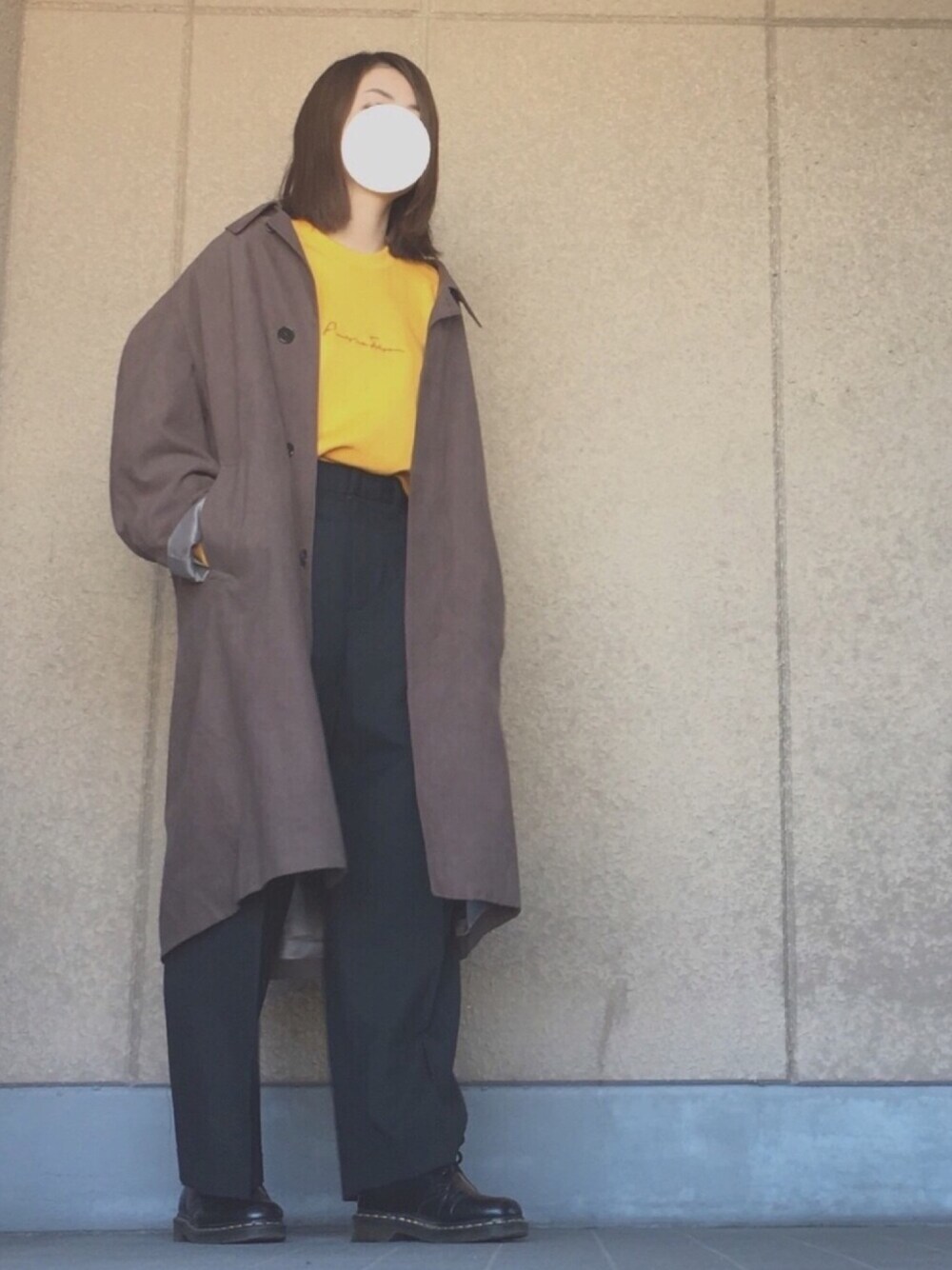 「ootd、古着、古着女子、スウェット、オレンジ、黄色、センタープレスパンツ、スラックス、ステンカラーコート、ドクターマーチン」｜「WHO'S WHO galleryのANACHY DRAWクルースウェット（スウェット、オレンジ系）」を使った、tomyさん（レディース・163cm）の冬コーディネートの1枚目の写真
