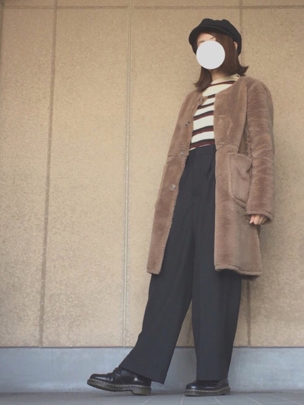 「ootd、冬、レトロ、キャスケット、ファーコート、ボーター、センタープレスパンツ、スラックス、ドクターマーチン」｜「PAGEBOYのフェイクムートンノーカラーロングコート（ジャケット/アウター、ブラウン系）」を使った、tomyさん（レディース・163cm）の冬コーディネートの1枚目の写真