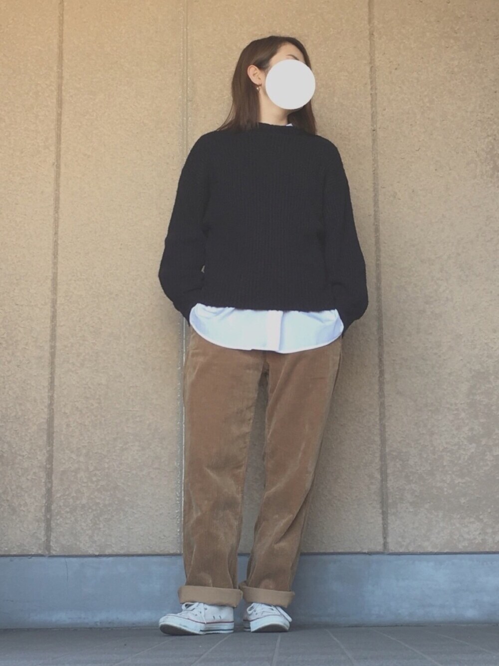 「ootd、メンズライク、重ね着、ニット、白シャツ、コーデュロイ、スニーカー」｜「ems exciteのアイテム（ニット/セーター、ブラック系）」を使った、tomyさん（レディース・163cm）の冬コーディネートの1枚目の写真
