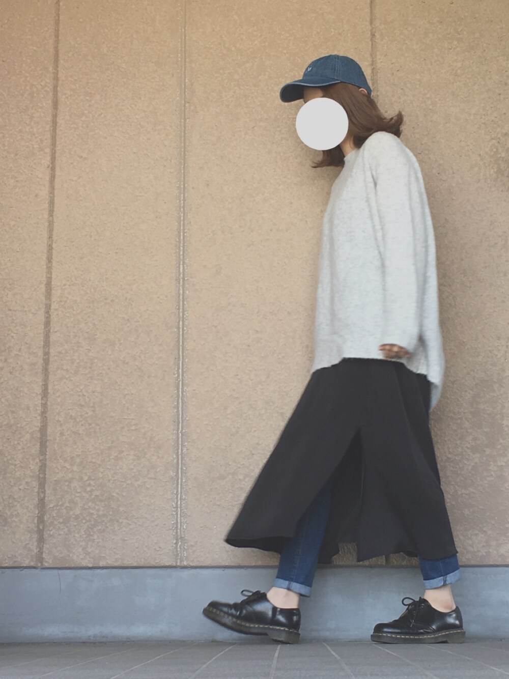 「春、カジュアル、シンプル、レイヤード、キャップ」｜「ZARAのアイテム（ニット/セーター、グレー系）」を使った、tomyさん（レディース・163cm）の春コーディネートの1枚目の写真
