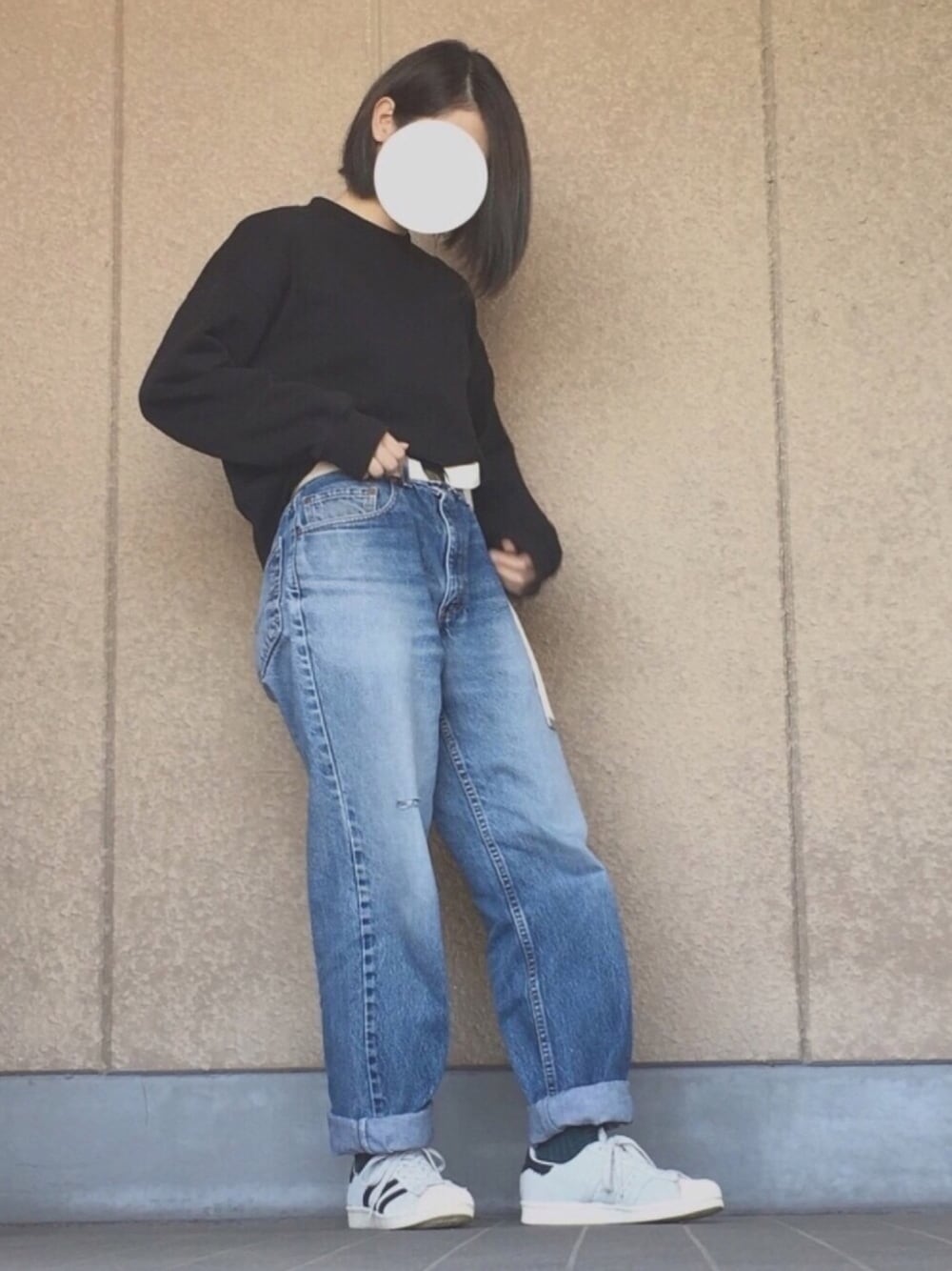 「春、シンプル、カジュアル、ゆるコーデ、メンズライク、パンツスタイル、ワイドパンツ、古着、Levi's、superstar80's」｜「GUのアイテム（スウェット、ブラック系）」を使った、tomyさん（レディース・163cm）の春コーディネートの1枚目の写真