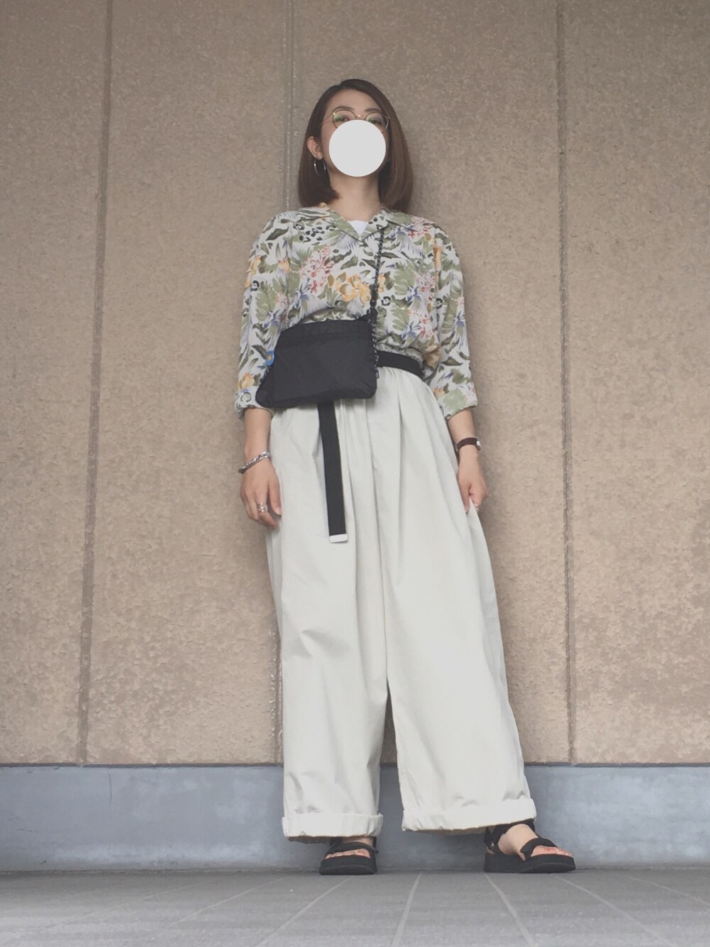 「夏、古着、柄シャツ、ワイドパンツ、ミリタリー、サコッシュ、メガネ女子、シルバーアクセサリー」｜「古着のアイテム（シャツ/ブラウス、グリーン系）」を使った、tomyさん（レディース・163cm）の夏コーディネートの1枚目の写真