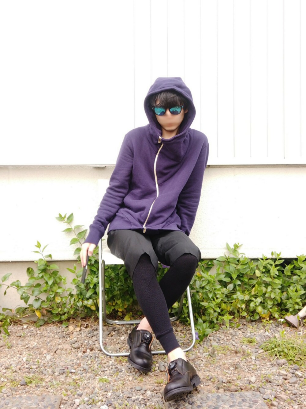 「パーカー、ハーフパンツ、レイヤードスタイル、ひきこもりコーデ、シンプルコーデ、レギンス、パープル、サングラス」｜「hatraのアイテム（パーカー、パープル系）」を使った、うつけさん（メンズ・173cm）の春コーディネートの1枚目の写真