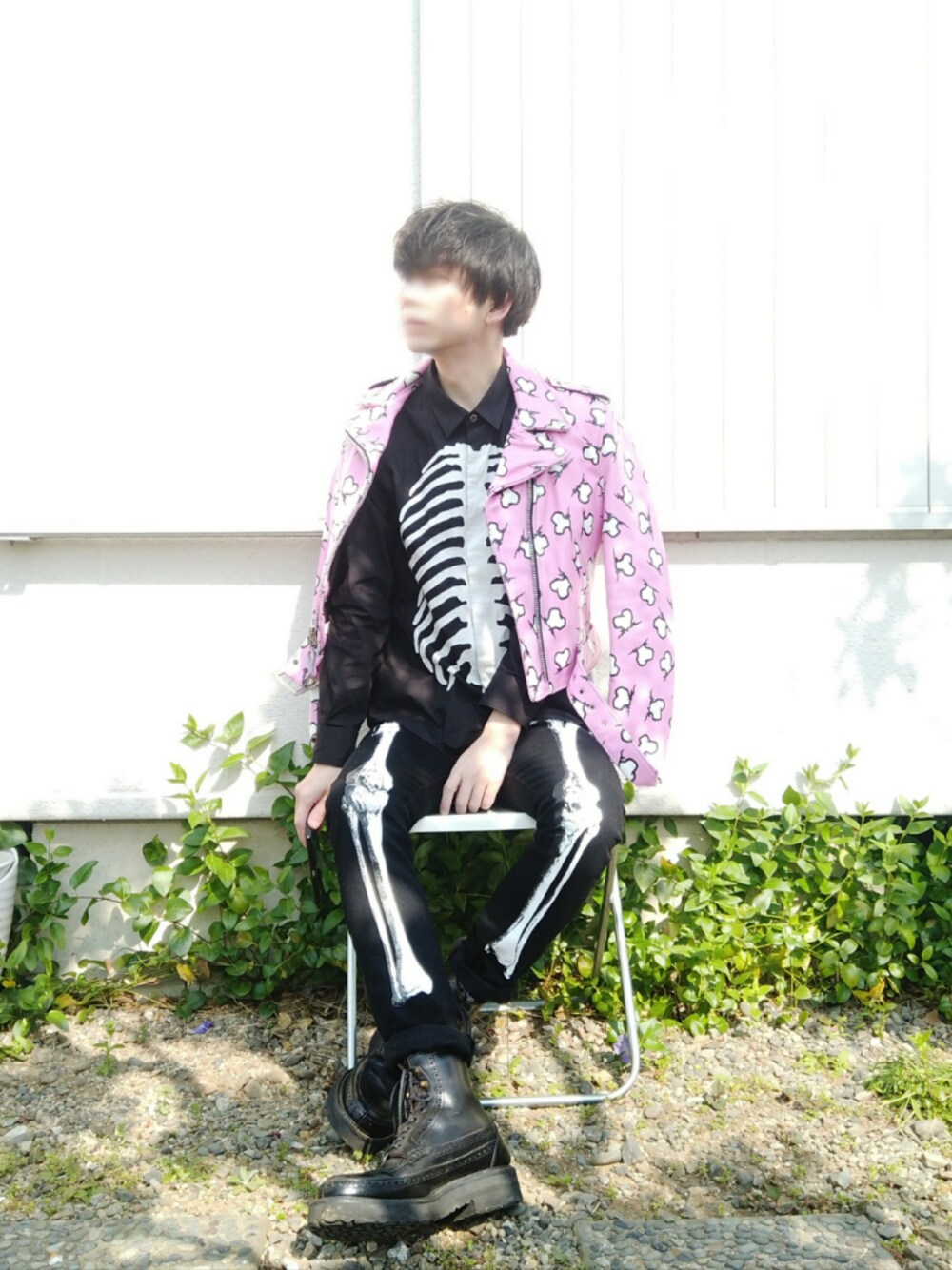 ブラック系のデニムパンツ、ブラック系のブーツ、ブラック系のシャツ/ブラウスを着用したメンズの春コーディネートの1枚目の写真