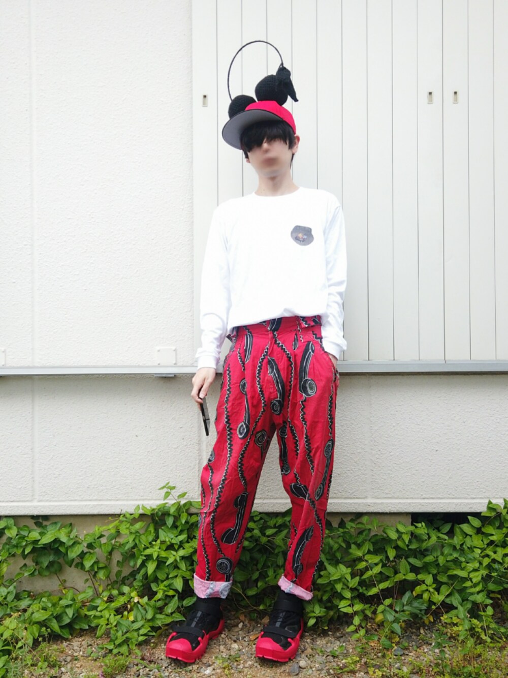 ホワイト系のTシャツ/カットソー、レッド系のパンツ、レッド系のスニーカーを着用したメンズの夏コーディネートの1枚目の写真