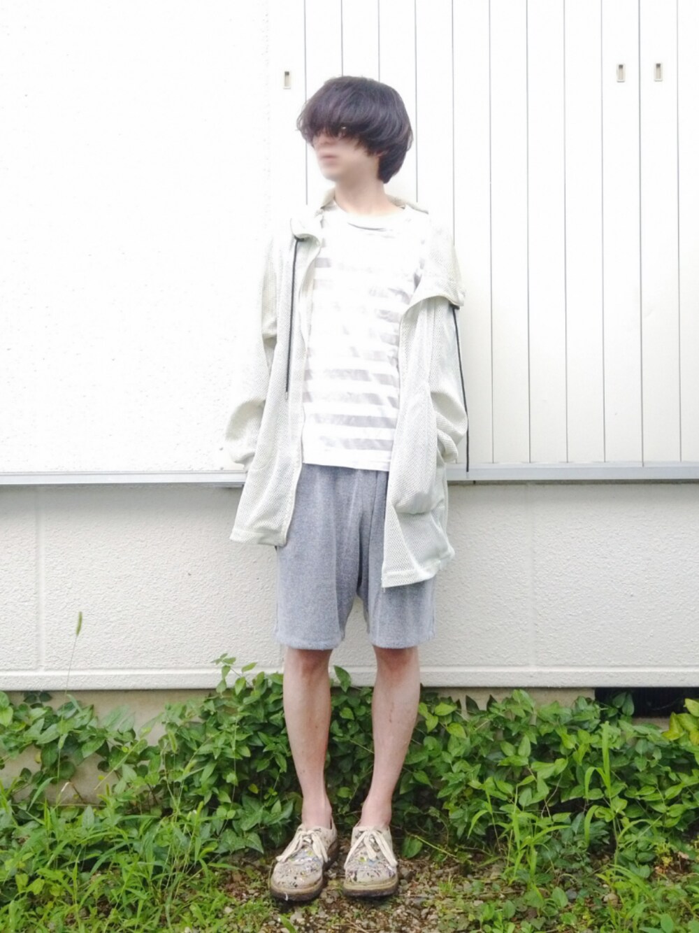 グレー系のパーカー、グレー系のパンツ、その他のその他シューズを着用したメンズの夏コーディネートの1枚目の写真