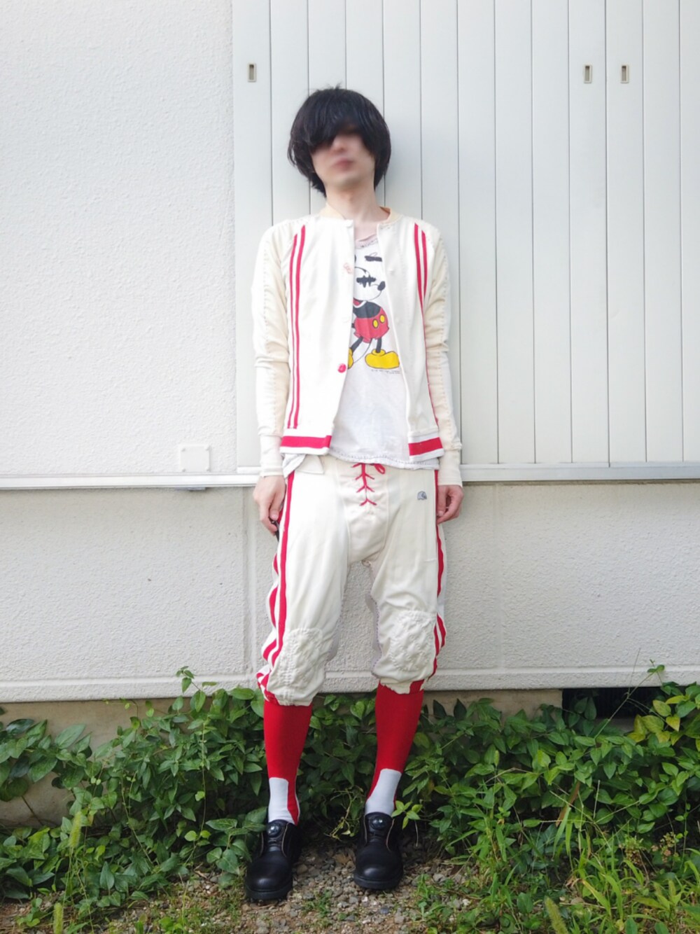 ベージュ系のパンツ、ブラック系のドレスシューズ、ベージュ系のブルゾンを着用したメンズの夏コーディネートの1枚目の写真