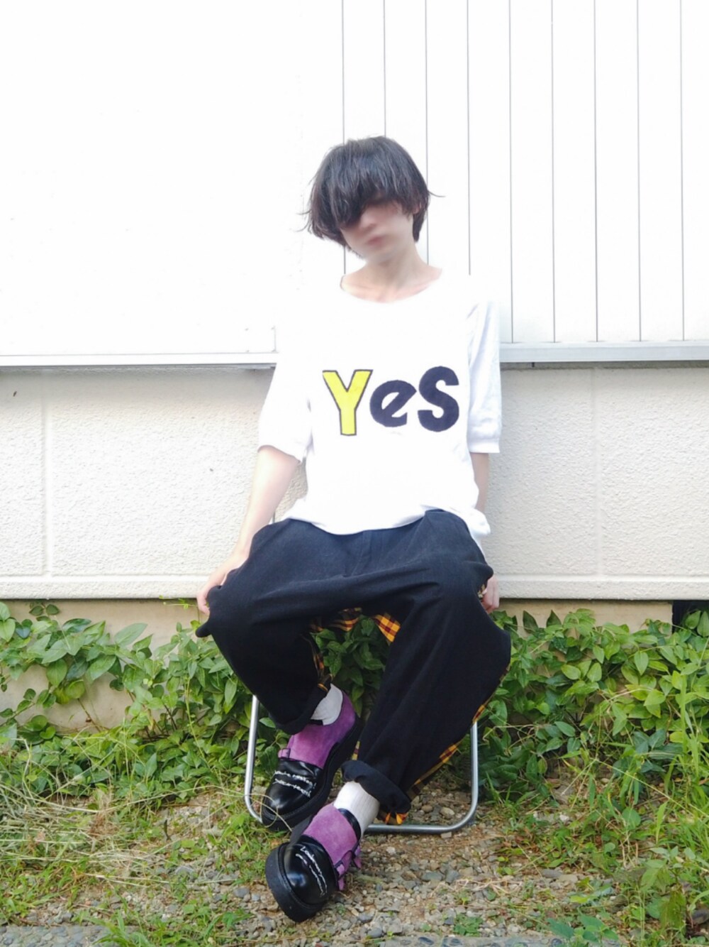 ホワイト系のニット/セーター、その他のパンツ、ブラック系のその他シューズを着用したメンズの夏コーディネートの1枚目の写真