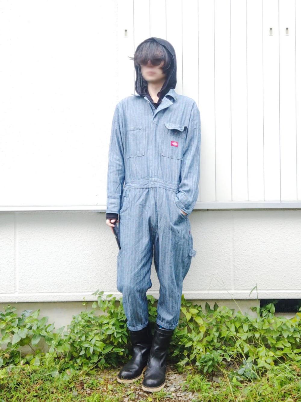 グレー系のつなぎ/オールインワン、ブラック系のブーツ、ブラック系のサングラスを着用したメンズの秋コーディネートの1枚目の写真