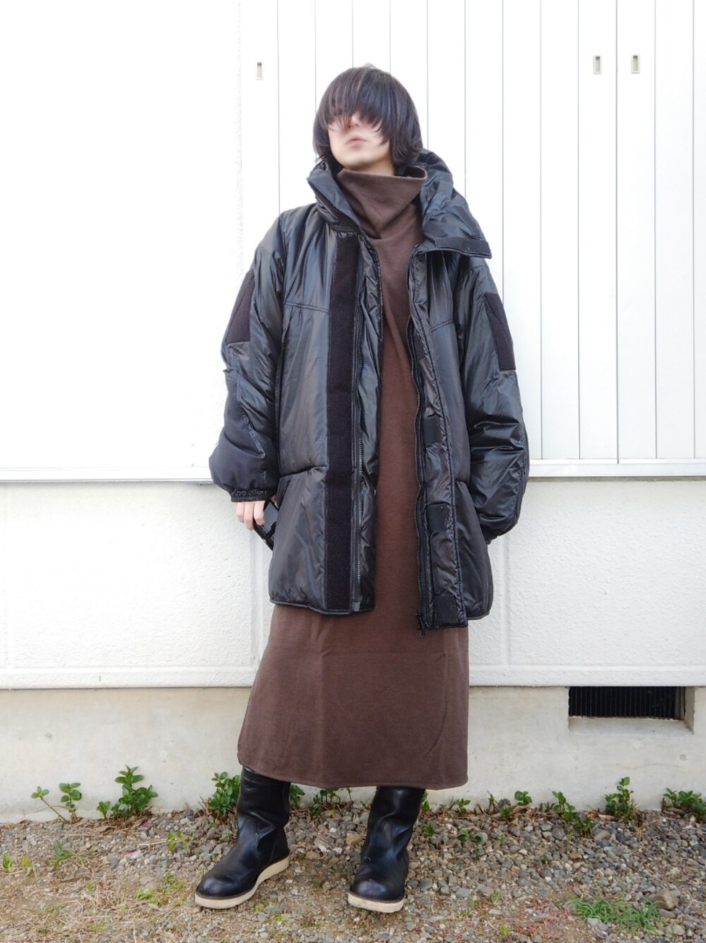 ブラック系のジャケット/アウター、ブラウン系のワンピース、ブラック系のブーツを着用したメンズの冬コーディネートの1枚目の写真