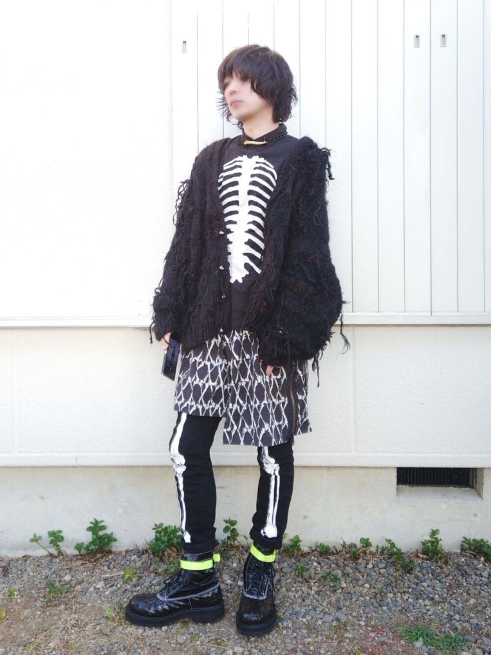 ブラック系のカーディガン/ボレロ、ブラック系のスカート、ブラック系のデニムパンツを着用したメンズの春コーディネートの1枚目の写真