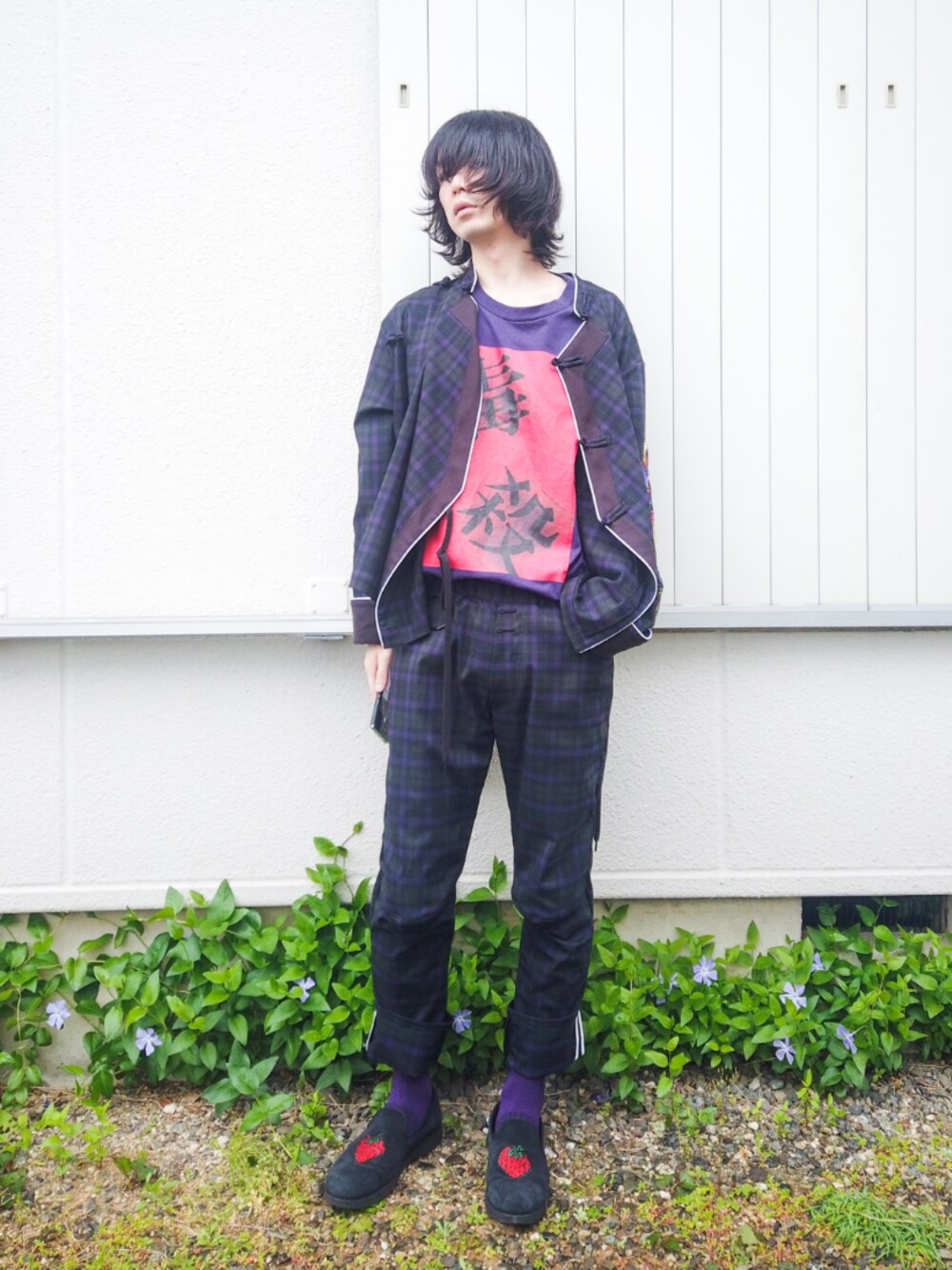 パープル系のジャケット/アウター、パープル系のパンツ、パープル系のTシャツ/カットソーを着用したメンズの夏コーディネートの1枚目の写真