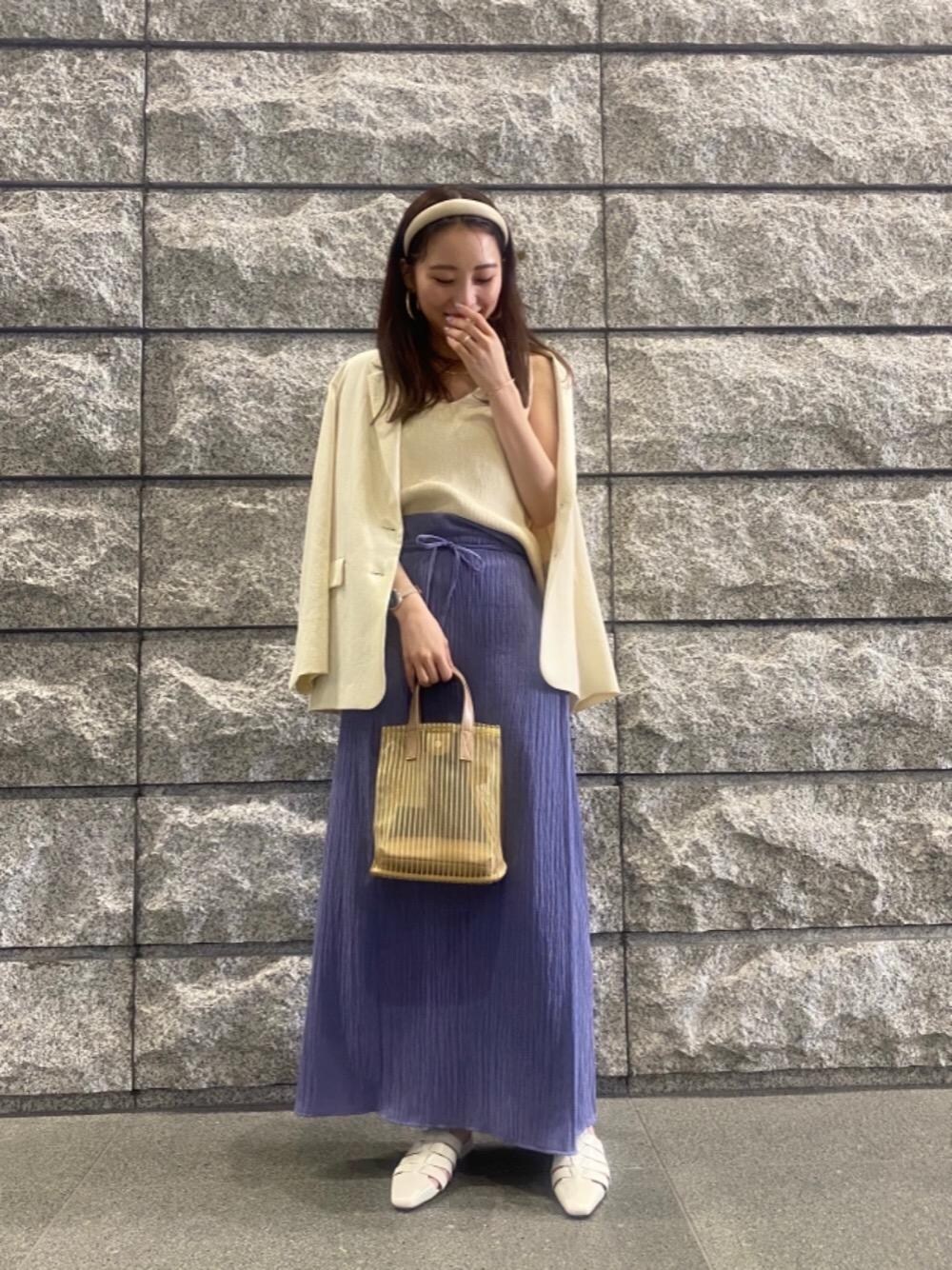 「スカート、SUMMER KNIT STYLE」｜「BEAUTY&YOUTH UNITED ARROWSのBY∴ メタルヒネリバングル（バングル/リストバンド、ゴールド系）」を使った、kumemikiさん（レディース・164cm）の春コーディネートの1枚目の写真