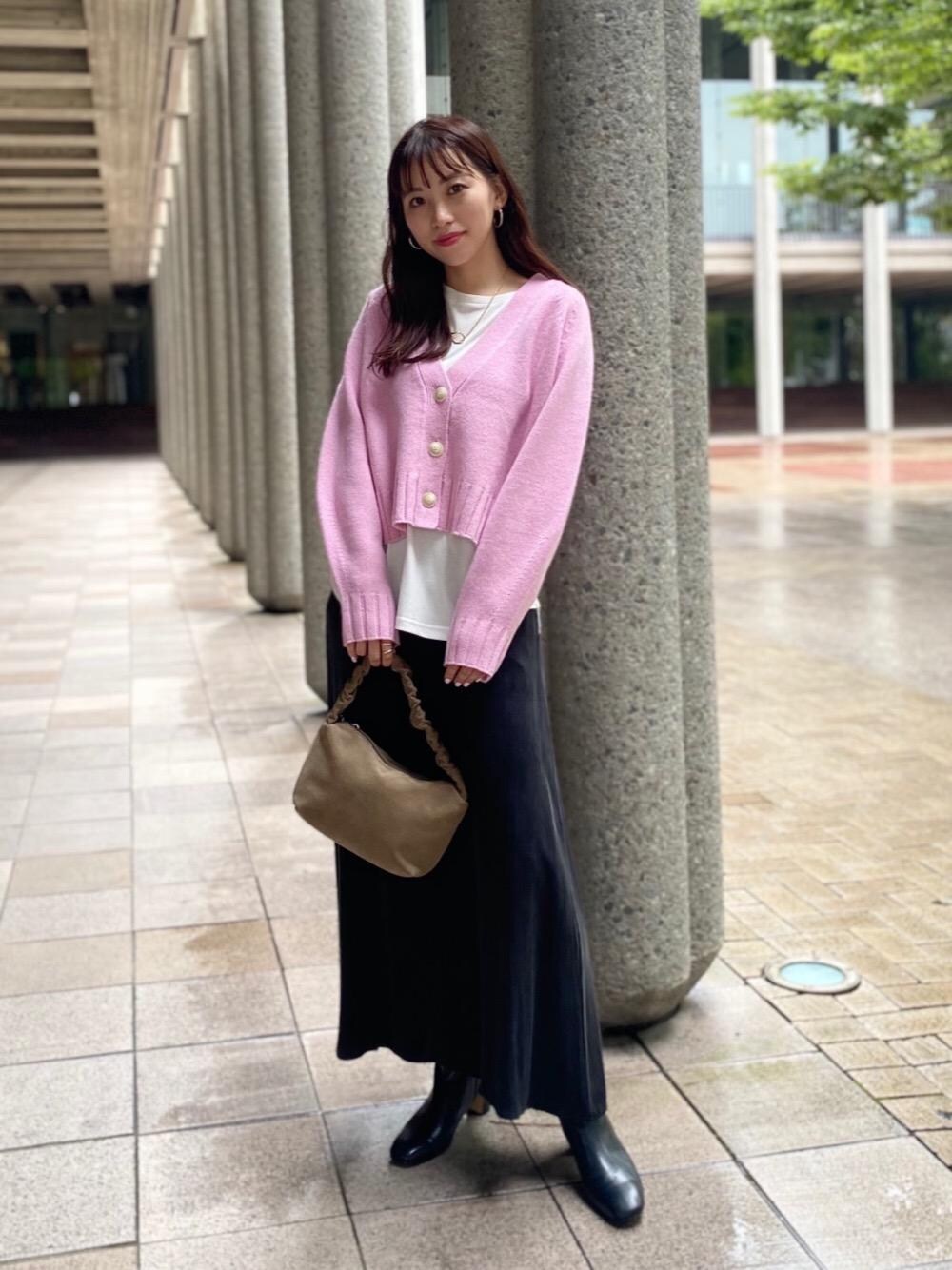 「カーディガン、スカート、シューズ、Tシャツ/カットソー、👟バッグ、WEB LIMITED ITEM」｜「BEAUTY&YOUTH UNITED ARROWSのBY レザースクエアショートブーツ ∴（ブーツ、ブラック系）」を使った、kumemikiさん（レディース・164cm）の秋コーディネートの1枚目の写真
