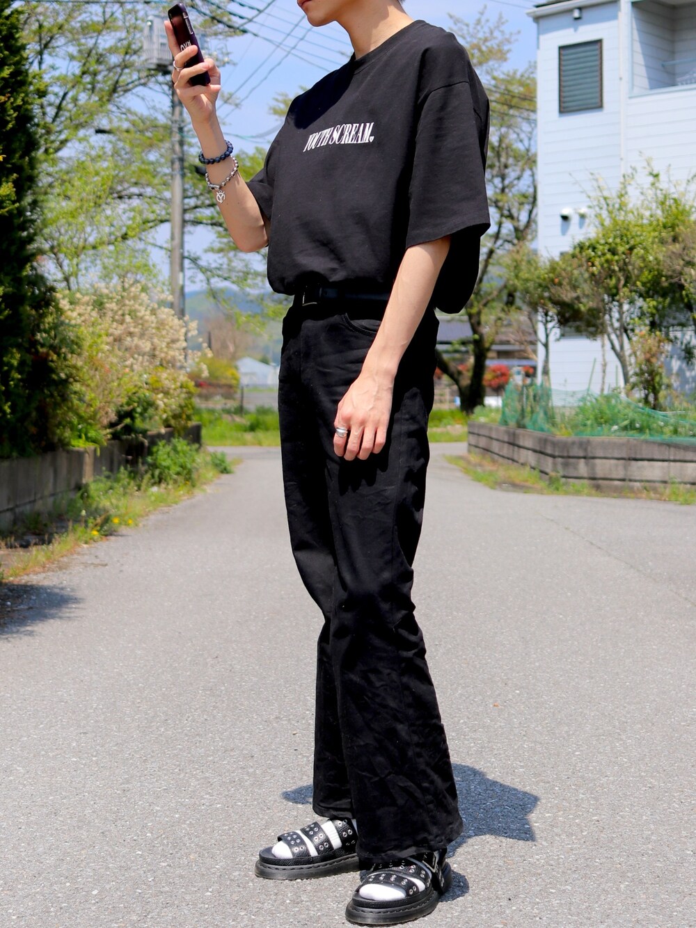 「シンプルコーデ、ブラックコーデ、おしゃれさんと繋がりたい、ootd、OY、Dr.Martens、Bershka、UsukeDevil、youthloser」｜「YOUTH LOSERのアイテム（Tシャツ/カットソー、ブラック系）」を使った、りょうさん（メンズ・172cm）の春コーディネートの1枚目の写真