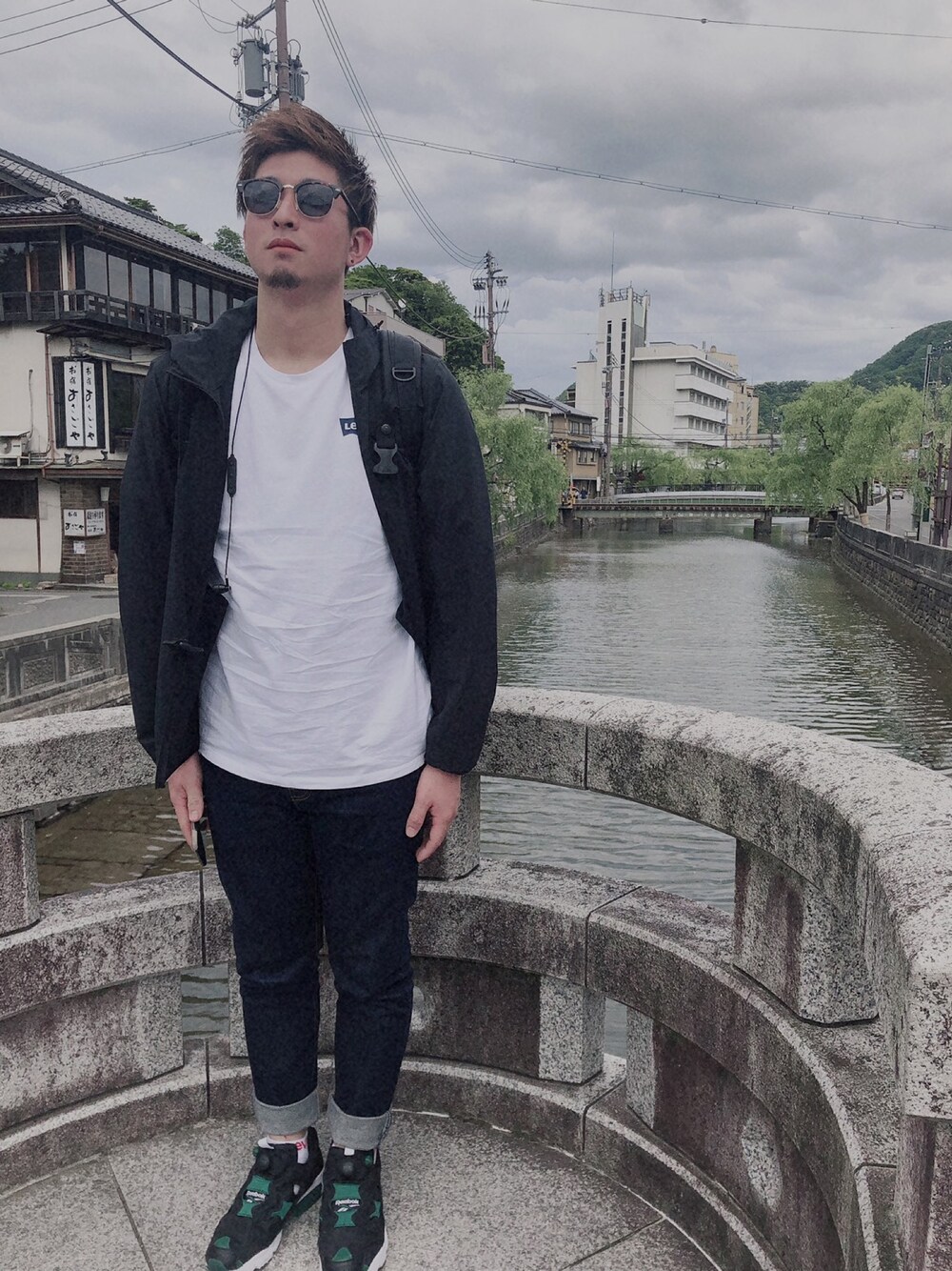 「温泉、シンプル、reebok」｜「Reebokのアイテム（スニーカー、ブラック系）」を使った、だいすけさん（メンズ・175cm）の春コーディネートの1枚目の写真