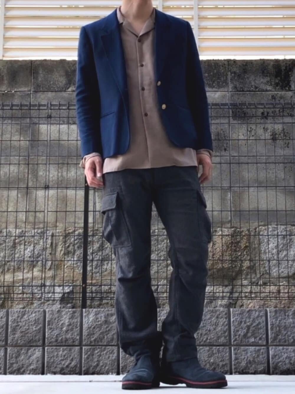 「古着MIX、スクールジャケット、カーゴパンツ、ウールパンツ、オープンカラーシャツ、とろみシャツ、Aライン、ショートブーツ、古着」｜「古着のアイテム（テーラードジャケット、ブルー系）」を使った、UNIchiroさん（メンズ・172cm）の冬コーディネートの1枚目の写真