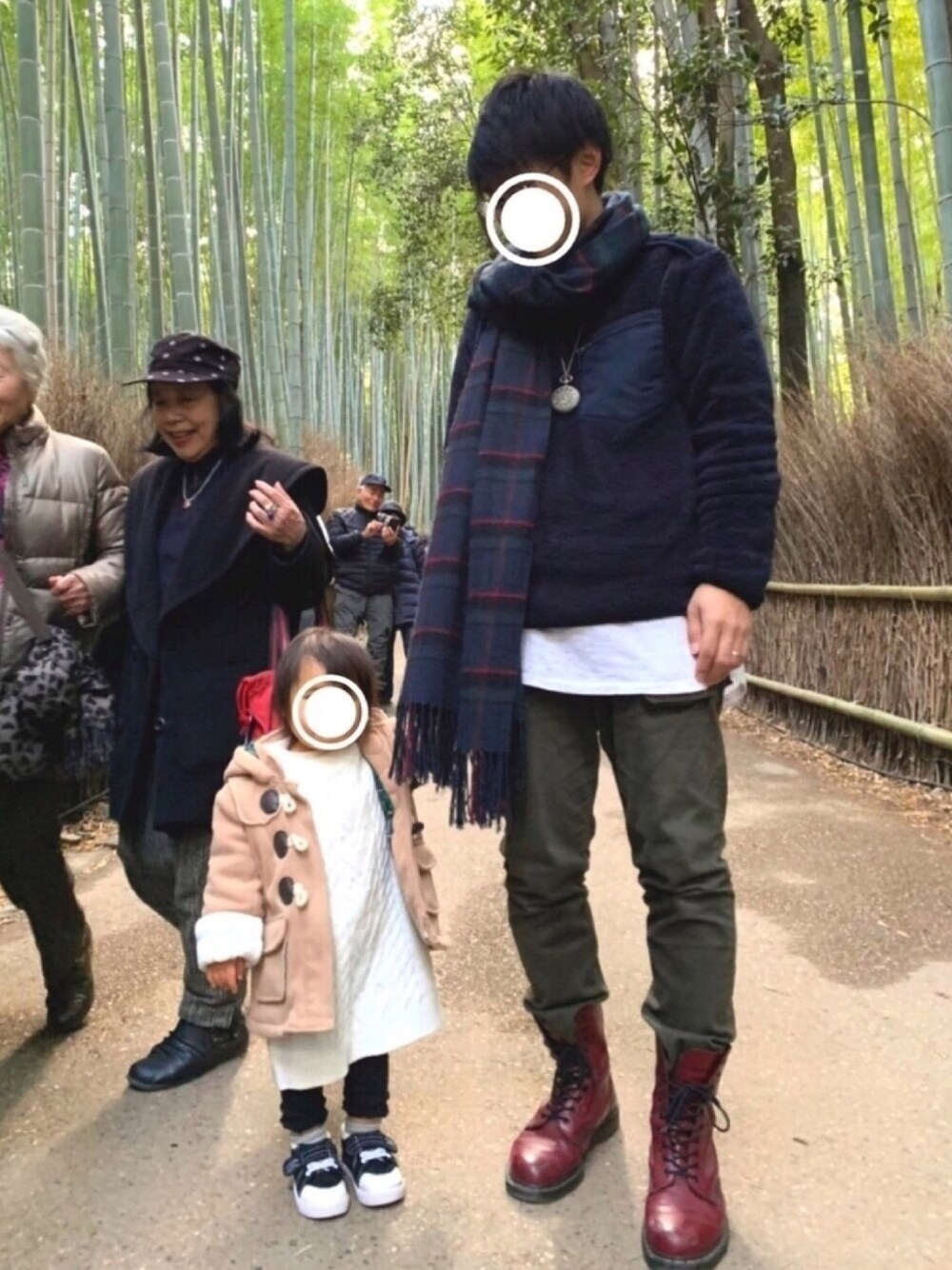 「マフラー、エンジニアードガーメンツ、ユニクロコーデ、フリース、プルオーバー、レイヤード、カーゴパンツ、ブーツイン、ドクターマーチン、ユニクロ」｜「UNIQLOのフリースプルオーバー（長袖）（Tシャツ/カットソー、ブルー系）」を使った、UNIchiroさん（メンズ・172cm）の冬コーディネートの1枚目の写真