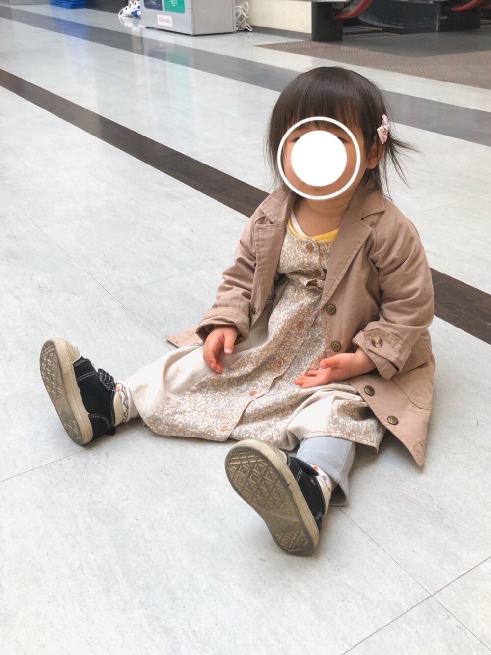 「キッズコーデ、キッズファッション、キッズ、ロングコート、ワンピース×デニム、花柄ワンピース、スプリングコート、スニーカーコーデ」｜「Leeのアイテム（トレンチコート、ベージュ系）」を使った、UNIchiroさん（キッズ・90cm）の春コーディネートの1枚目の写真