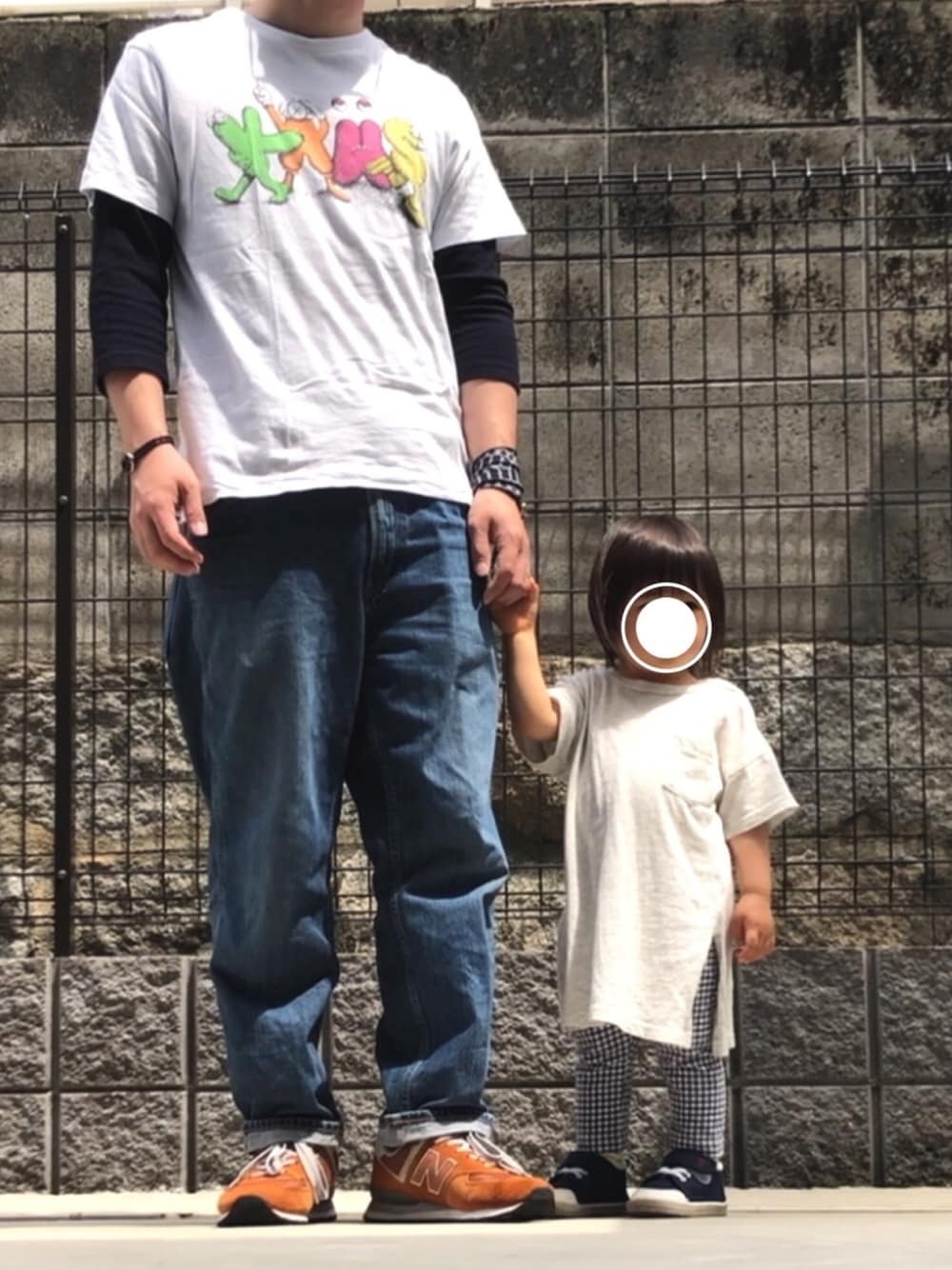 「シンプルコーデ、ホワイト、ワイドパンツ、レイヤードスタイル、ラグランTシャツ、kaws、ユニクロコーデ、Tシャツ×デニム、New Balance、娘コーデ」｜「UNIQLOのアイテム（Tシャツ/カットソー、ホワイト系）」を使った、UNIchiroさん（メンズ・172cm）の春コーディネートの1枚目の写真