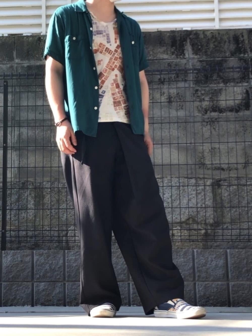 「ボーリングシャツ、レーヨンシャツ、ワイドパンツ、スリッポン、柄シャツ、Tシャツ、スニーカー、VANS、開襟シャツ、ゆるコーデ」｜「FREAK'S STOREのレーヨンボーリングシャツ             （シャツ/ブラウス、グリーン系）」を使った、UNIchiroさん（メンズ・172cm）の夏コーディネートの1枚目の写真