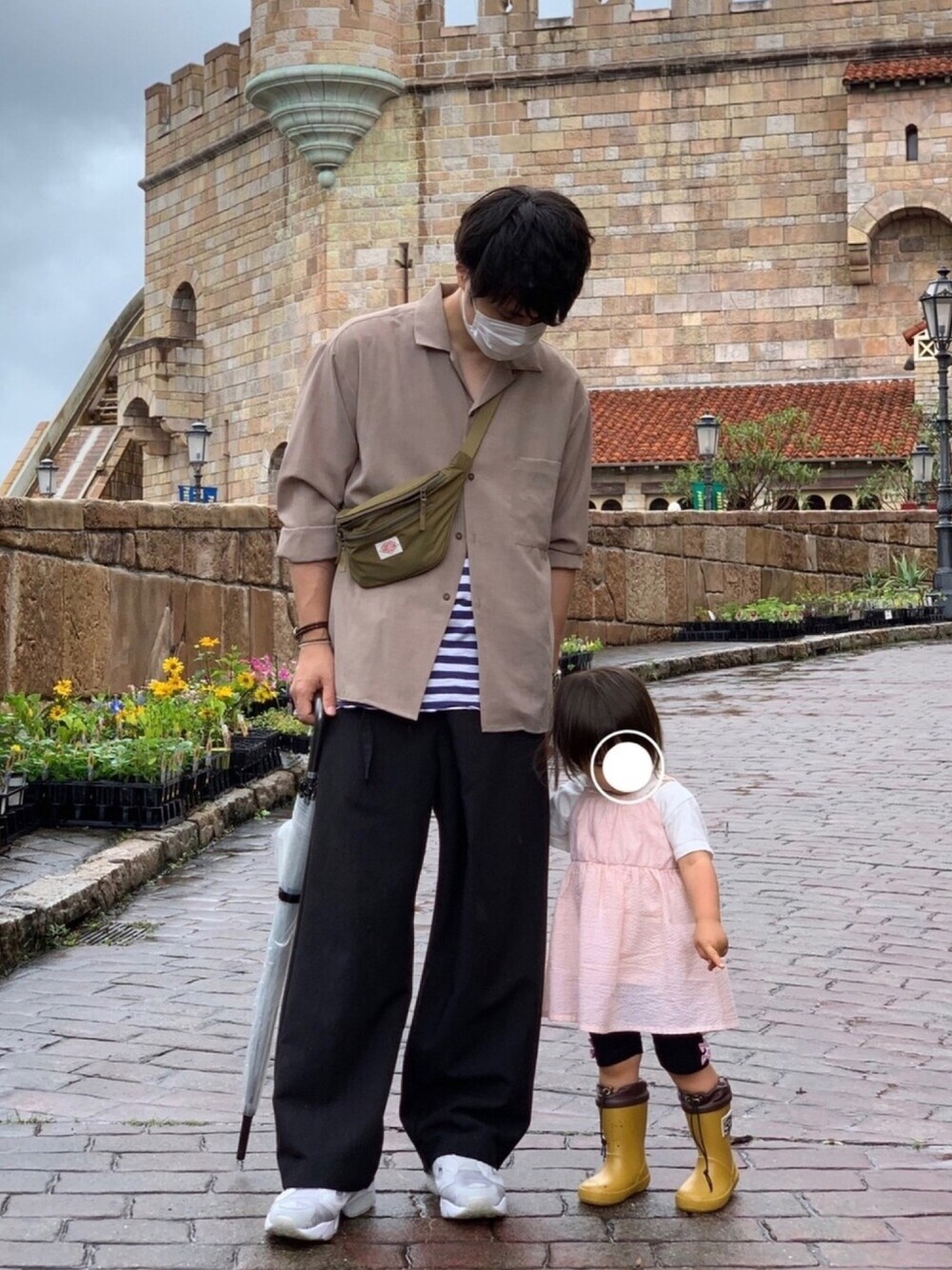 ベージュ系のシャツ/ブラウス、ブルー系のタンクトップ、ブラック系のその他パンツを着用したメンズの夏コーディネートの1枚目の写真