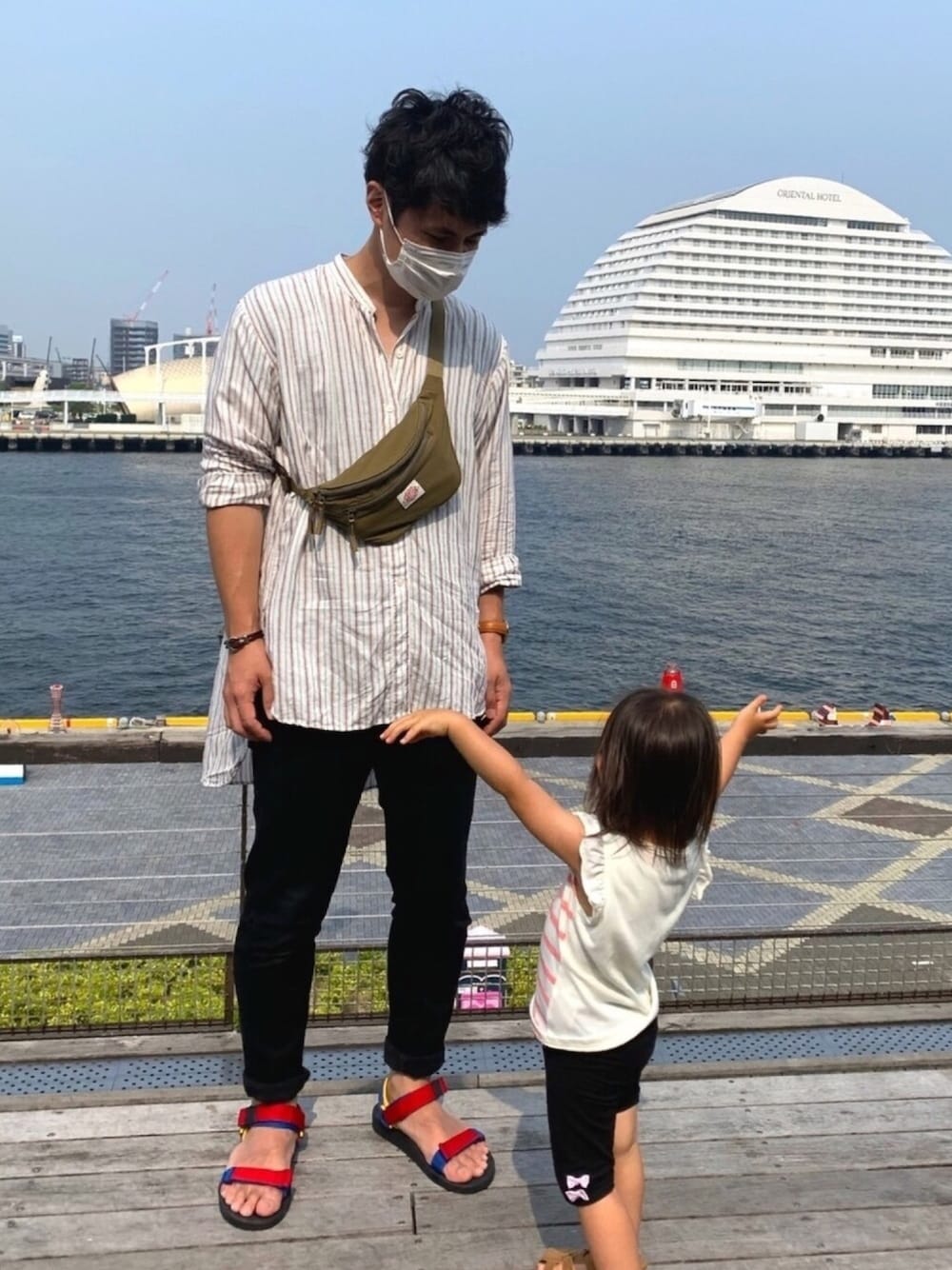 「シンプルコーデ、バンドカラー、ストライプシャツ、レディース男子、オーバーサイズ、UNIQLOコーデ、黒スキニー、スポーツサンダル、ウエストポーチ」｜「UNIQLOのアイテム（サンダル、その他）」を使った、UNIchiroさん（メンズ・172cm）の夏コーディネートの1枚目の写真
