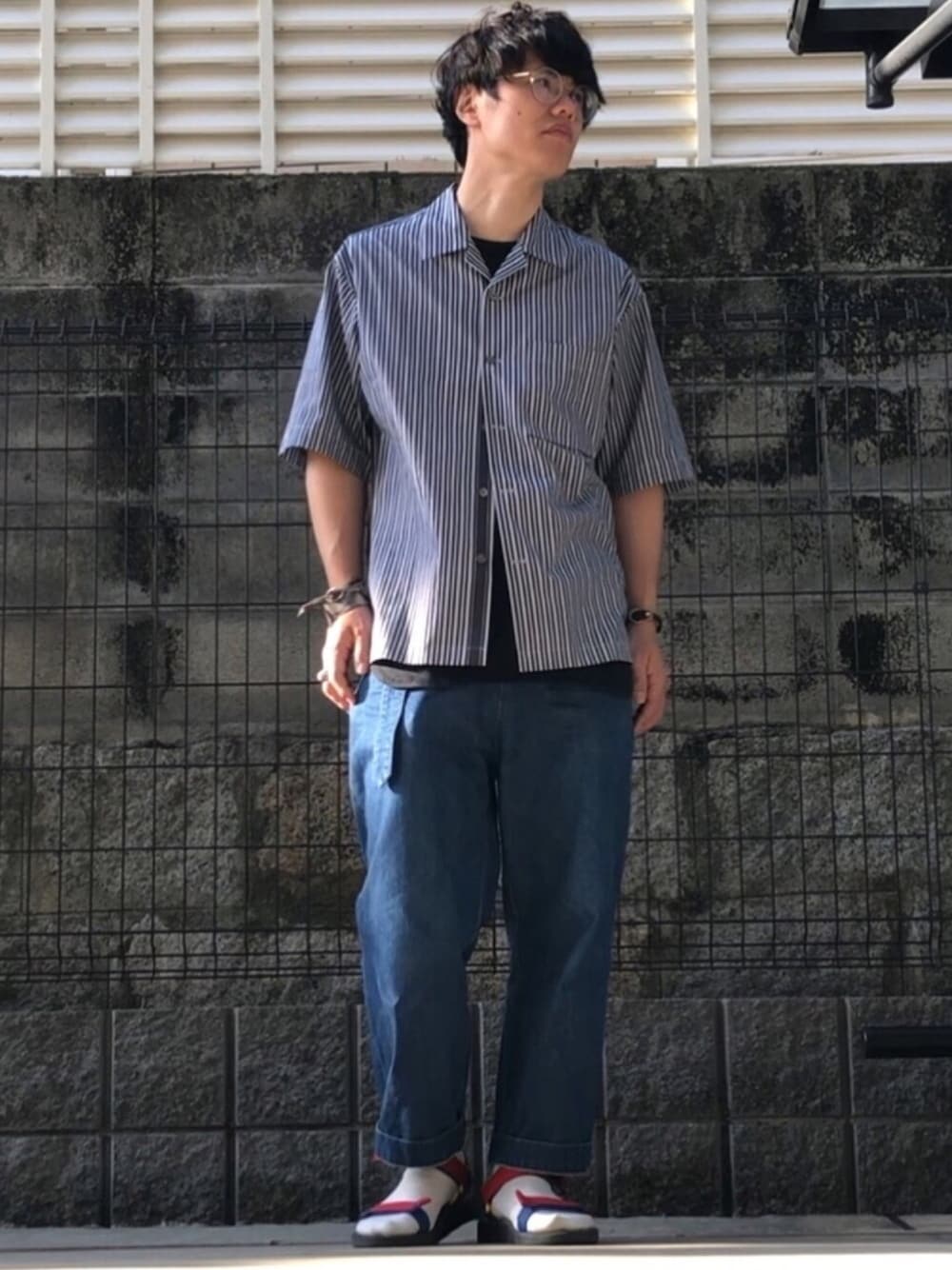 「オープンカラーシャツ、ストライプシャツ、ストライプ、レイヤードスタイル、ユニクロコーデ、ワイドパンツ、スポーツサンダル、+J、きれいめカジュアル」｜「HIBECKのアイテム（デニムパンツ、ブルー系）」を使った、UNIchiroさん（メンズ・172cm）の春コーディネートの1枚目の写真