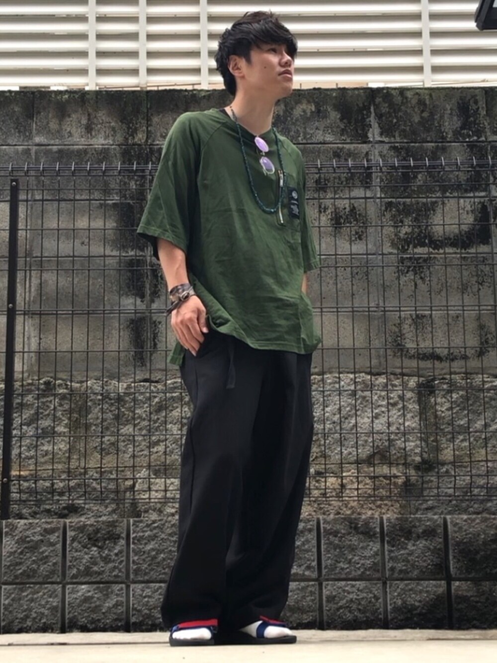 「リラックススタイル、オーバーサイズ、ビッグシルエット、ワイドパンツ、スポーツサンダル、サンダルに靴下、UNDER COVER、GU」｜「GUのアイテム（Tシャツ/カットソー、グリーン系）」を使った、UNIchiroさん（メンズ・172cm）の夏コーディネートの1枚目の写真