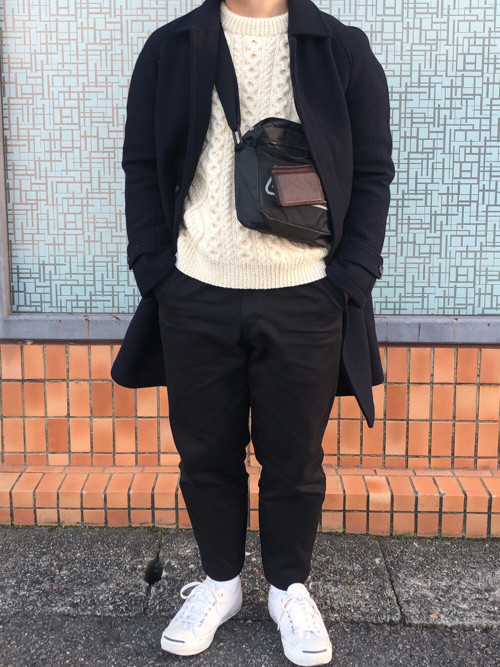 「シンプルコーデ、カジュアル、お洒落さんとつながりたい、ootd、休日スタイル、いいね、save、フォローお願いします🤑、コンバース、大人カジュアル」｜「UNIQLOのワイドフィットテーパードアンクルチノ（その他パンツ、ブラック系）」を使った、jin .さん（メンズ・166cm）の冬コーディネートの1枚目の写真