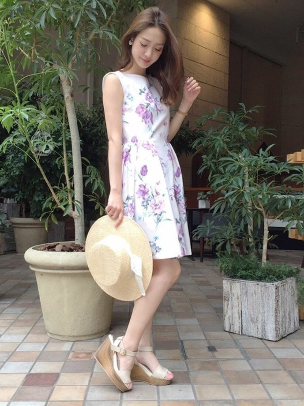 「ワンピース、ピンク、デート、サンダル、デートスタイル（WOMEN）、夏コーデ、ワンピコーデ、MERCURYDUO(MERCURYDUO)、マーキュリーデュオ(MERCURYDUO)」｜「MERCURYDUOのフラワーギャザーワンピース（ワンピース、ピンク系）」を使った、長澤 実果さん（レディース・160cm）の夏コーディネートの1枚目の写真