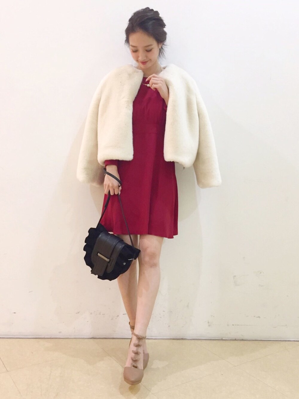 「MERCURYDUO(MERCURYDUO)、マーキュリーデュオ(MERCURYDUO)、冬、ブルゾン、ホワイト、ワンピース、赤」｜「MERCURYDUOのBIGスリーブワンピース（ワンピース、レッド系）」を使った、長澤 実果さん（レディース・160cm）の冬コーディネートの1枚目の写真