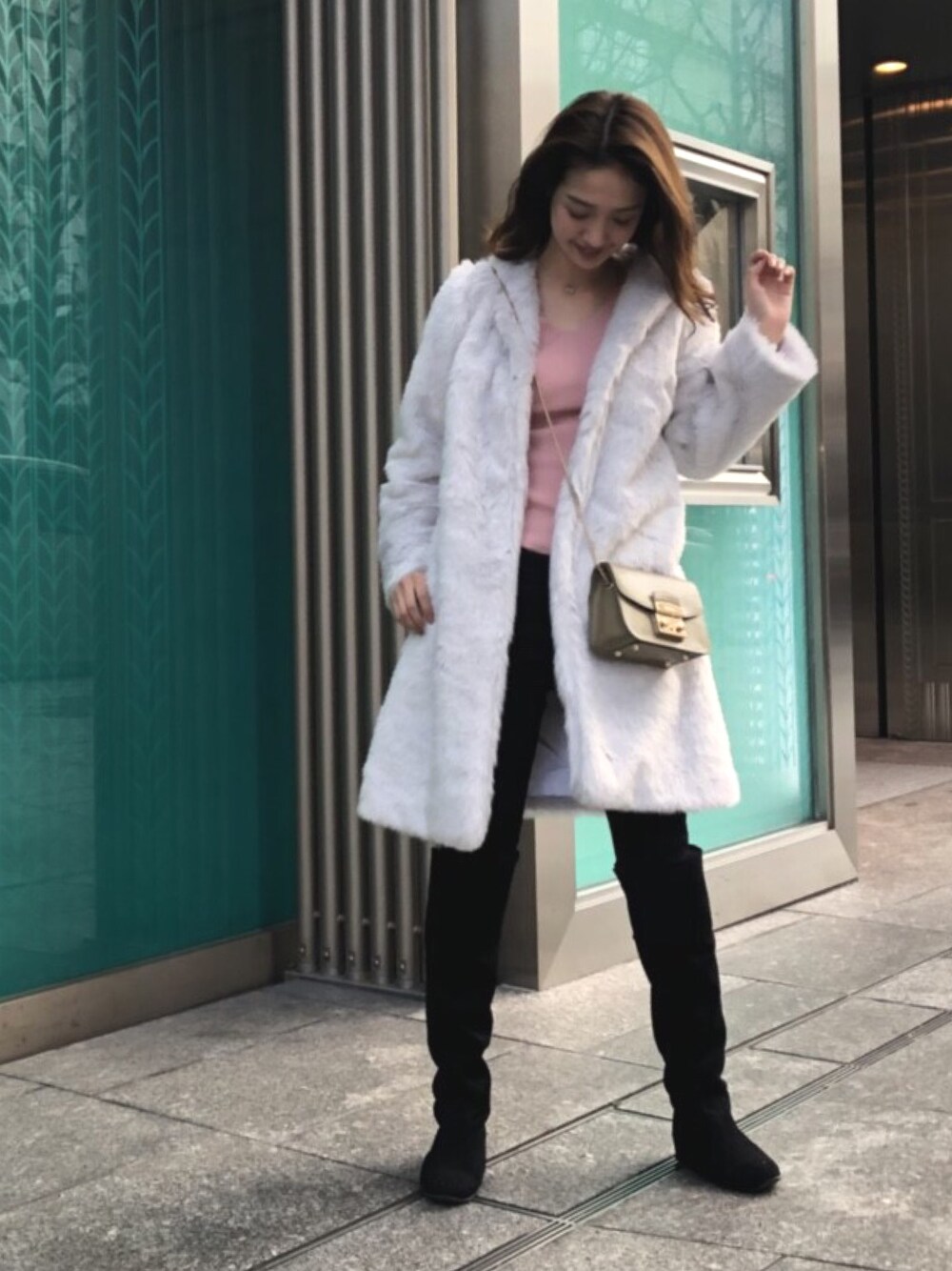 「MERCURYDUO(MERCURYDUO)、マーキュリーデュオ(MERCURYDUO)、ファーコート、冬、パンツスタイル、オトナカジュアル」｜「MERCURYDUOの【2018年福袋】MERCURYDUO（福袋/福箱、その他）」を使った、長澤 実果さん（レディース・160cm）の冬コーディネートの1枚目の写真