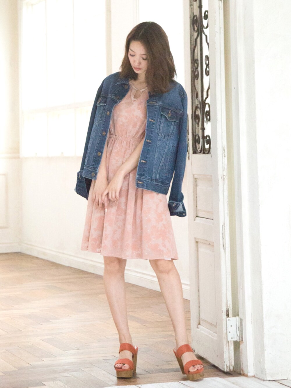「MERCURYDUO(MERCURYDUO)、マーキュリーデュオ(MERCURYDUO)、ワンピース、ピンク、デニムジャケット、春コーデ」｜「MERCURYDUOのアイテム（デニムジャケット、ブルー系）」を使った、長澤 実果さん（レディース・160cm）の冬コーディネートの1枚目の写真