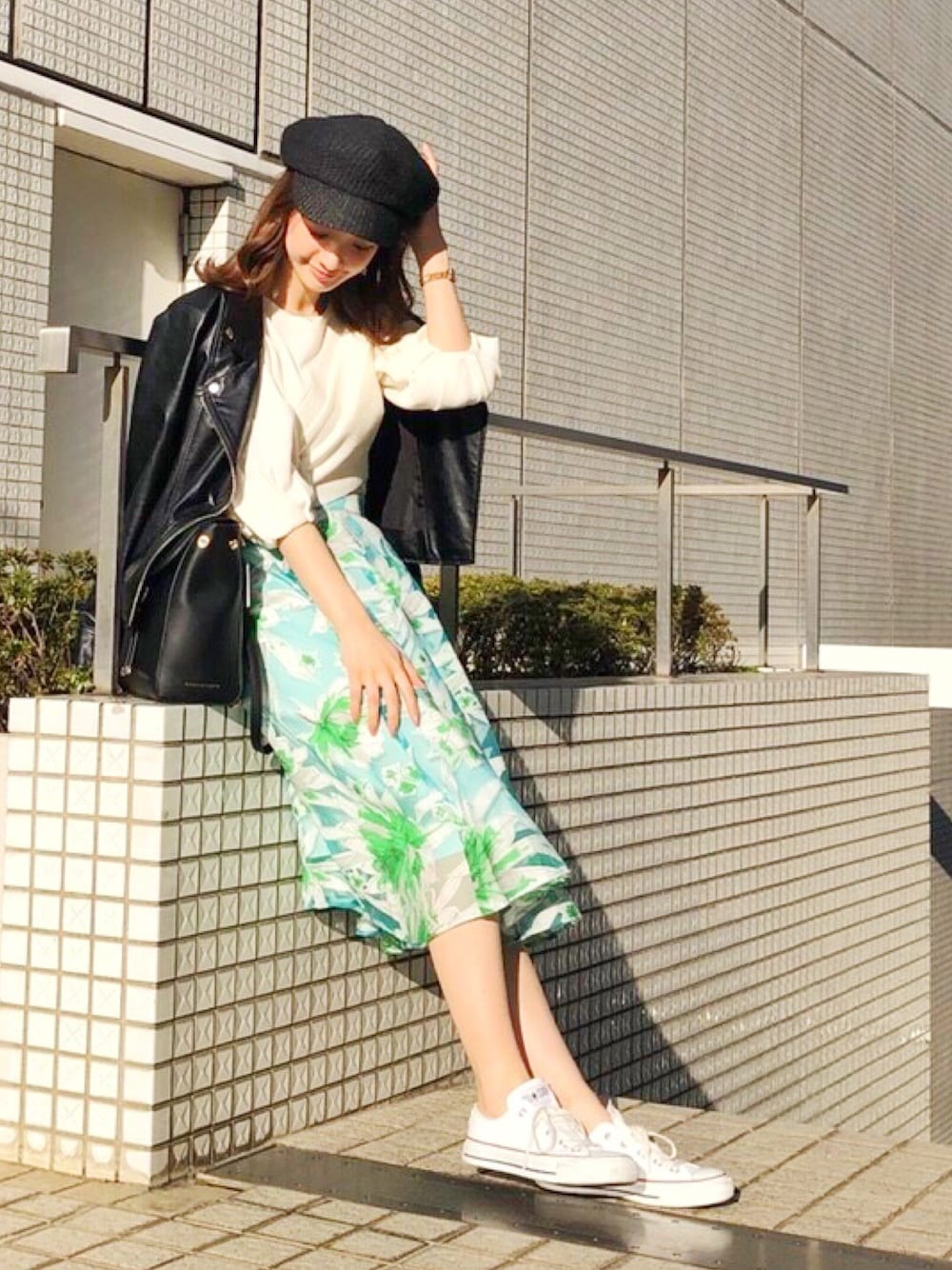 「MERCURYDUO(MERCURYDUO)、マーキュリーデュオ(MERCURYDUO)、春コーデ、ライダース、大人カジュアル、花柄スカート」｜「MERCURYDUOのラメ入りカシュクールクロップドニット（ニット/セーター、ホワイト系）」を使った、長澤 実果さん（レディース・160cm）の春コーディネートの1枚目の写真