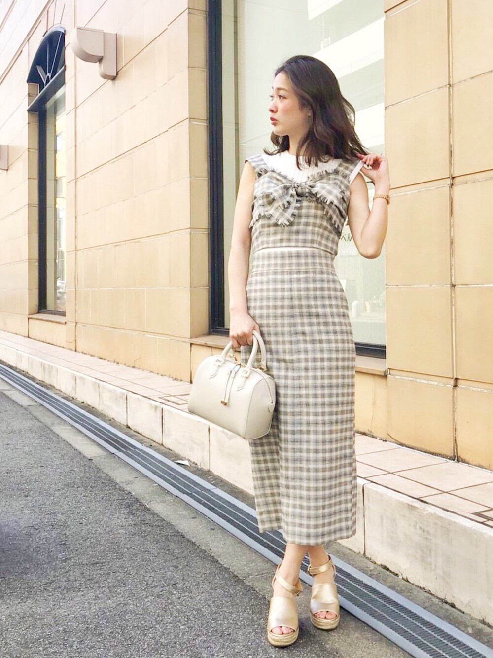 「MERCURYDUO(MERCURYDUO)、マーキュリーデュオ(MERCURYDUO)、春コーデ、セットアップ、チェック、大人カジュアル」｜「MERCURYDUOのチェック柄リボンビスチェセットアップ（ワンピース、ベージュ系）」を使った、長澤 実果さん（レディース・160cm）の春コーディネートの1枚目の写真