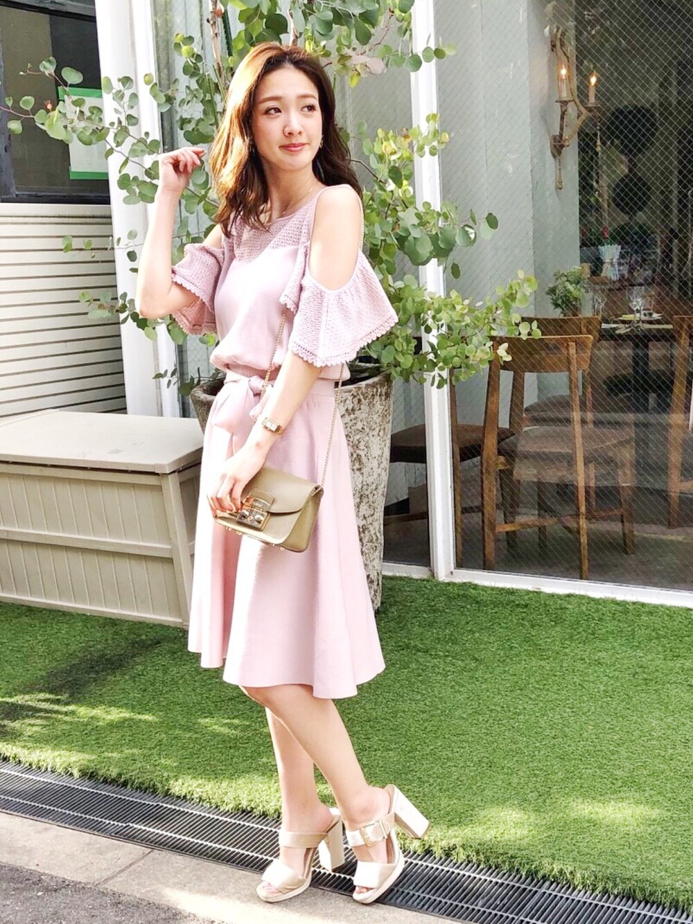 「MERCURYDUO(MERCURYDUO)、マーキュリーデュオ(MERCURYDUO)、春コーデ、夏コーデ、ニットワンピース、オープンショルダー、ピンク」｜「MERCURYDUOのオープンショルダーニットワンピース（ワンピース、ピンク系）」を使った、長澤 実果さん（レディース・160cm）の春コーディネートの1枚目の写真