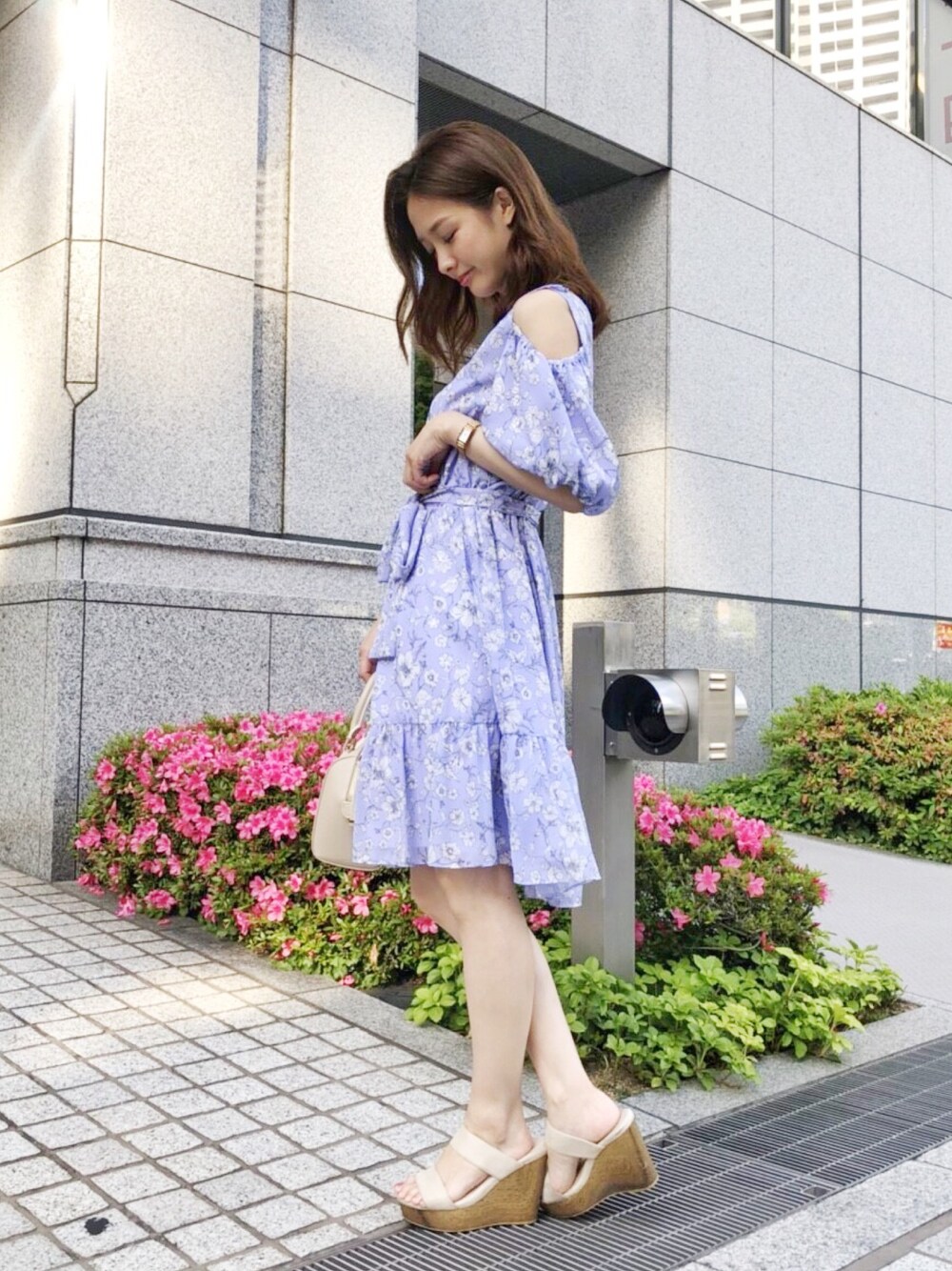 「MERCURYDUO(MERCURYDUO)、マーキュリーデュオ(MERCURYDUO)、春コーデ、夏コーデ、花柄ワンピース、オープンショルダー、休日スタイル」｜「MERCURYDUOのグリッターフラワープリントワンピース（ワンピース、ブルー系）」を使った、長澤 実果さん（レディース・160cm）の春コーディネートの1枚目の写真