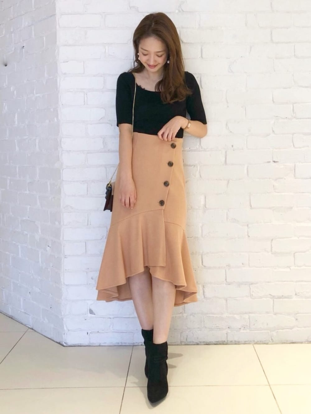 「秋色、マーメイドスカート、MERCURYDUO(MERCURYDUO)、大人ガーリー、今日のコーデ、フロントボタンスカート、秋コーデ、フロントボタン」｜「MERCURYDUOのボタン付マーメードスカート（スカート、イエロー系）」を使った、長澤 実果さん（レディース・160cm）の秋コーディネートの1枚目の写真