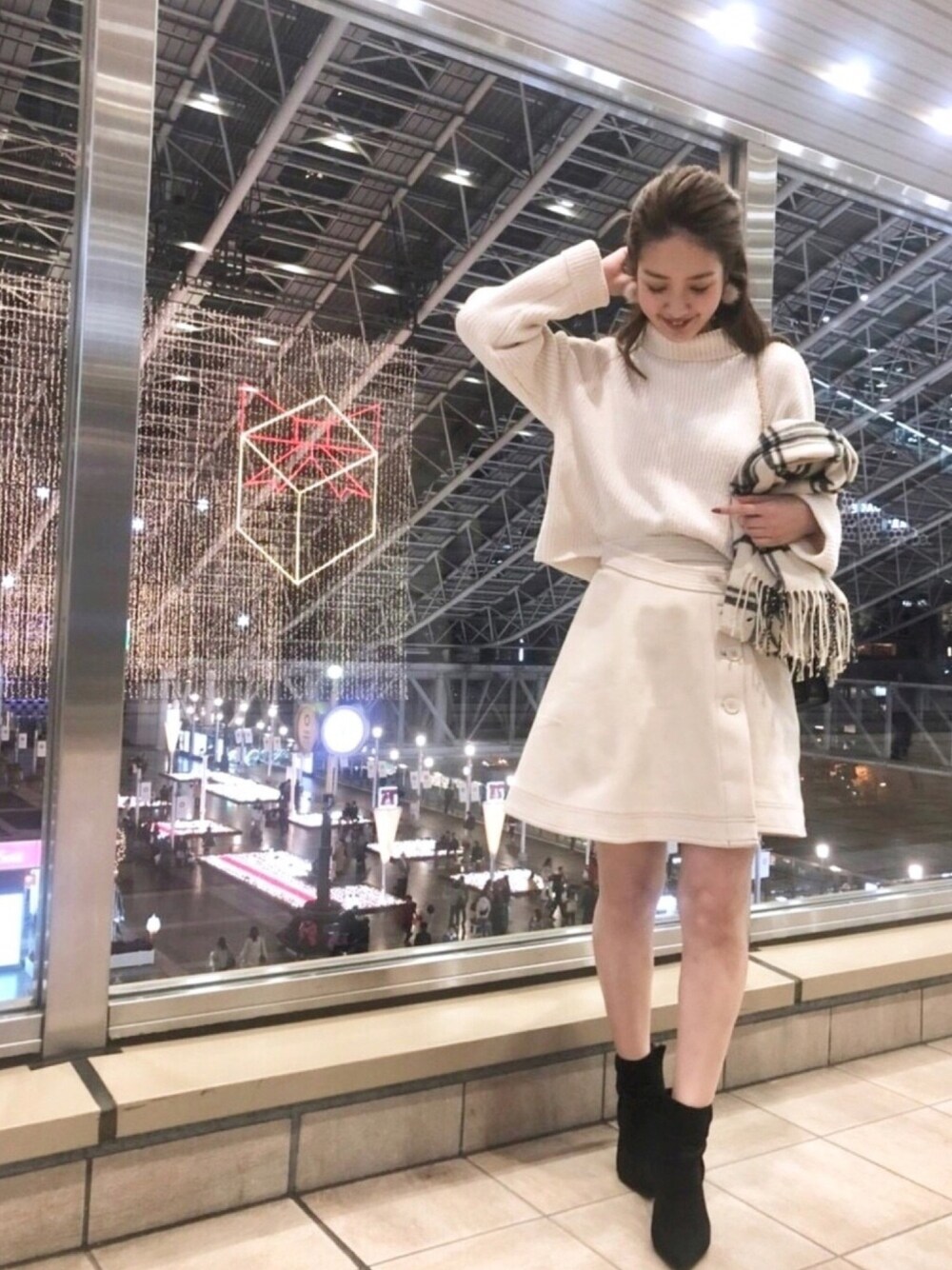 「ワントーンコーデ、ミニスカート、タートルネック、白ニット、MERCURYDUO(MERCURYDUO)、カジュアルフェミニン」｜「MERCURYDUOのラップ風ミニスカート（スカート、ベージュ系）」を使った、長澤 実果さん（レディース・160cm）の秋コーディネートの1枚目の写真