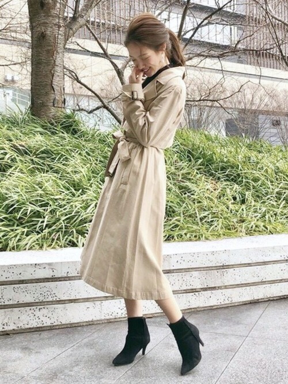 「トレンチコート、大人カジュアル、春コーデ、MERCURYDUO(MERCURYDUO)、大人フェミニン、先取りコーデ、2wayトレンチ」｜「MERCURYDUOの2WAYトレンチコート（トレンチコート、ベージュ系）」を使った、長澤 実果さん（レディース・160cm）の冬コーディネートの1枚目の写真