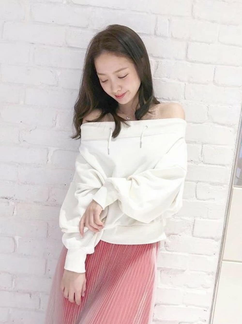 「スポーツミックス、プリーツスカート、オフショル、赤コーデ、カジュアルミックス、MERCURYDUO(MERCURYDUO)、オフショルスウェット」｜「MERCURYDUOのオフショル裏毛パーカー（パーカー、ホワイト系）」を使った、長澤 実果さん（レディース・160cm）の冬コーディネートの1枚目の写真